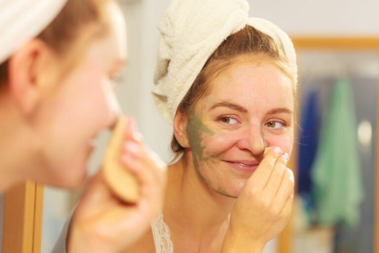 Quelles sont les étapes d une routine de soin visage pour peau grasse on vous dit tout