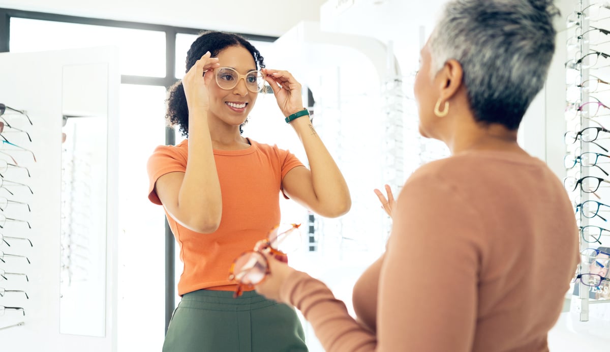 client-d'optométrie-opticien avec-choix-de-femmes-et-de-lunettes