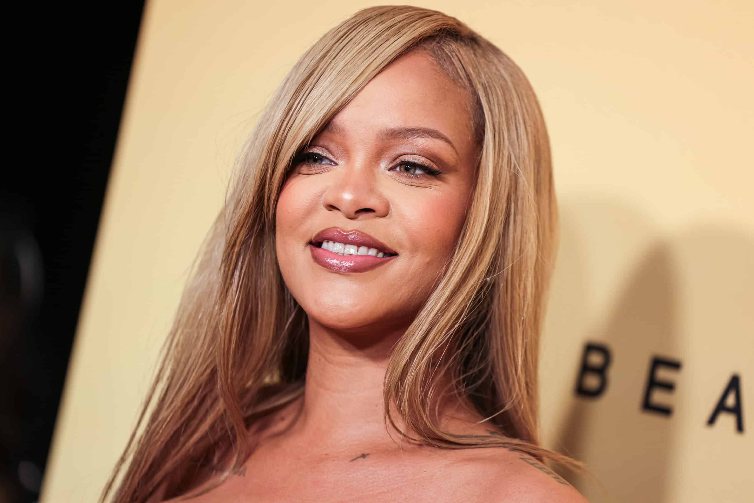 Rihanna fait de nouveau sensation avec son look blonde monochrome au Rihanna x Fenty Beauty 