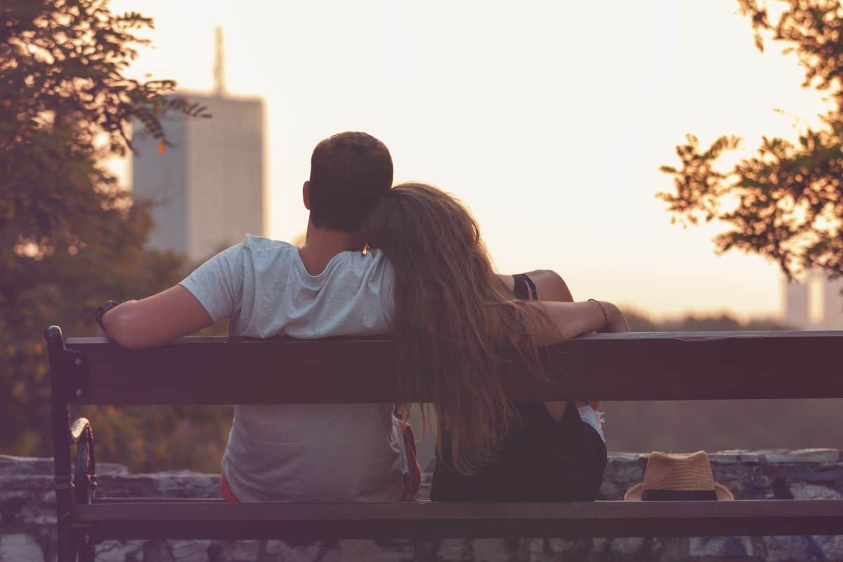couple amoureux de dos assis sur un banc