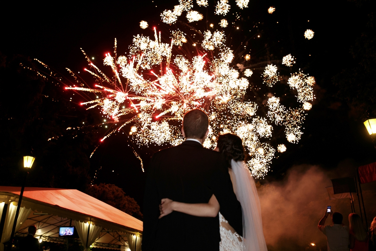 Nouveaux mariés sous un feu d'artifice de mariage