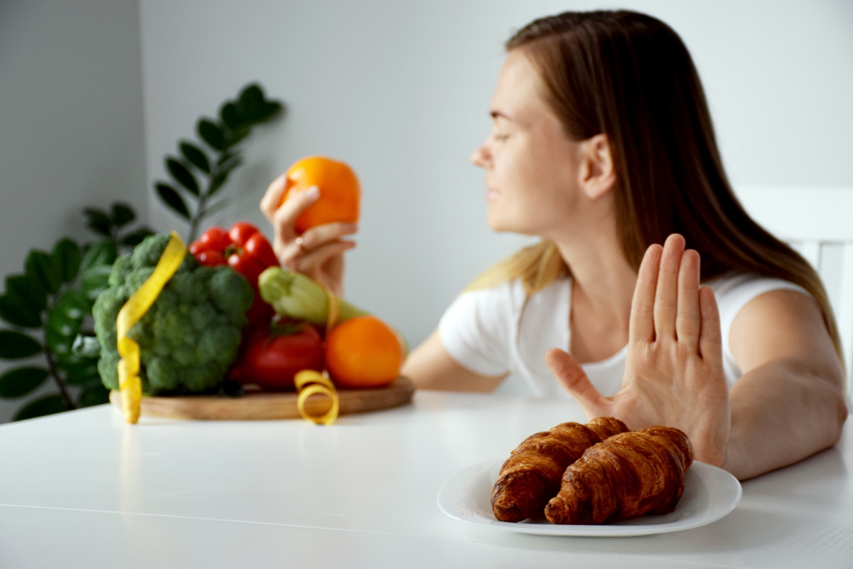 Une femme qui préfère les fruits aux croissants