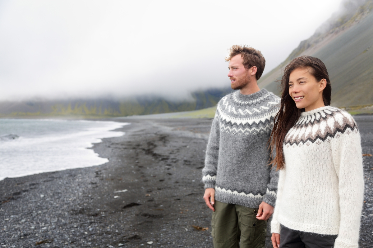 couple voyageur plage Islande