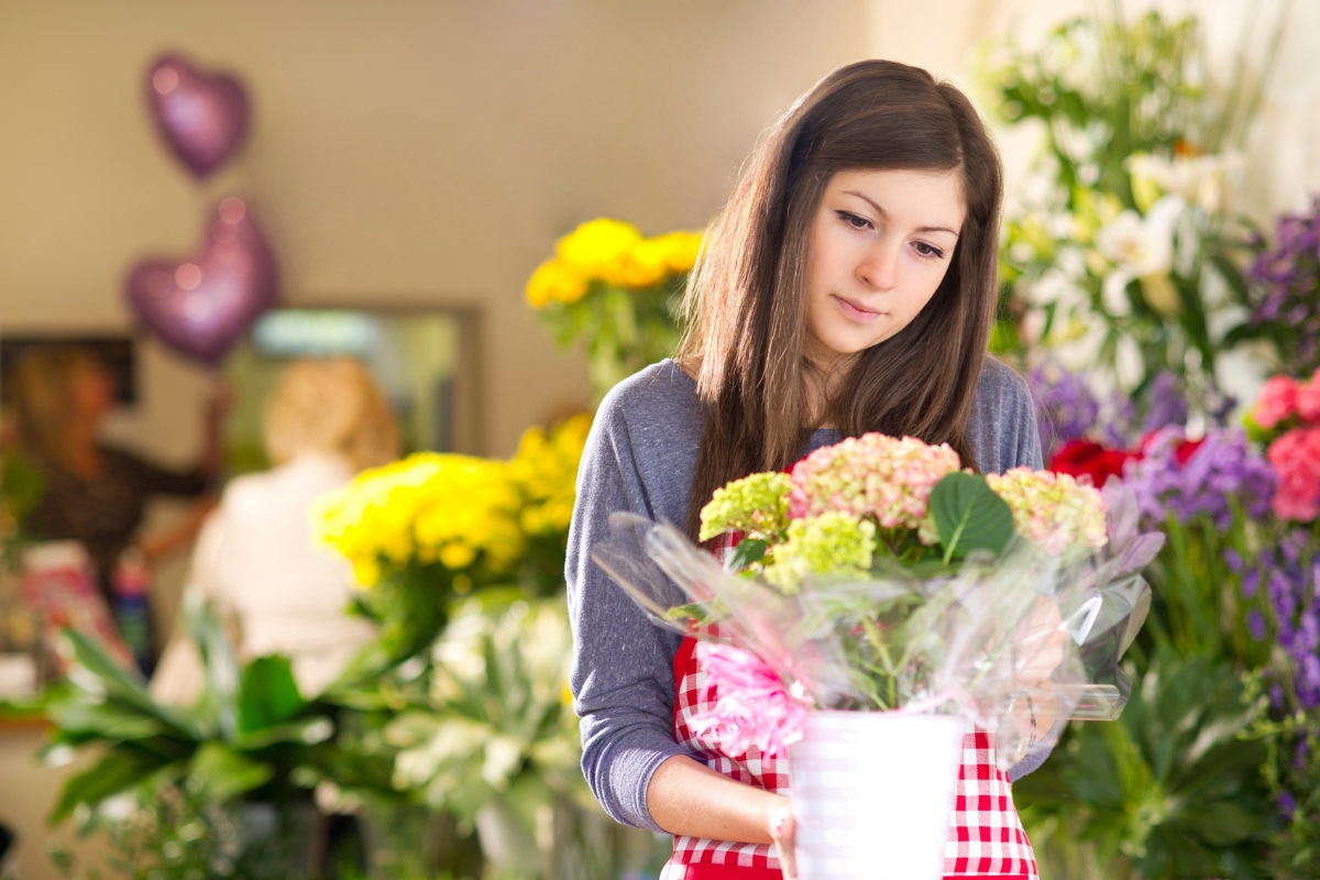 une fille ado a trouvé un job d'été chez un fleuriste