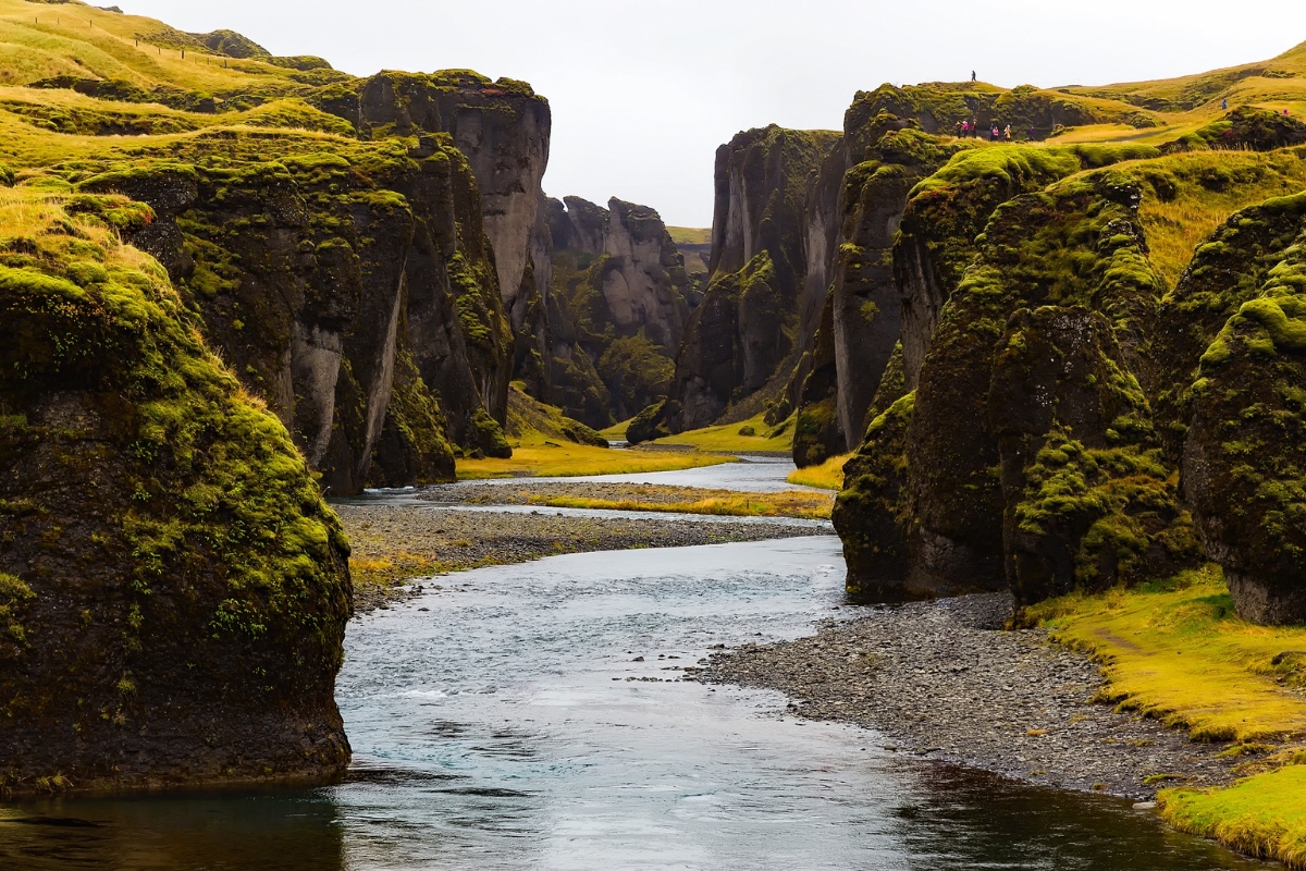 une rivière entre deux falaises en Islande