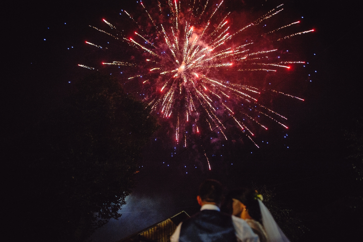 un beau couple de mariés sous un feu d'artifice