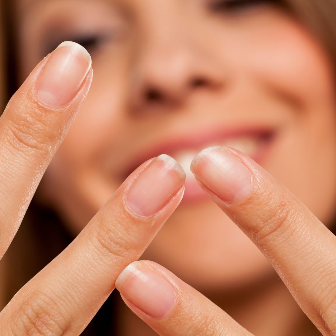 une femme qui montre ses beaux ongles de main