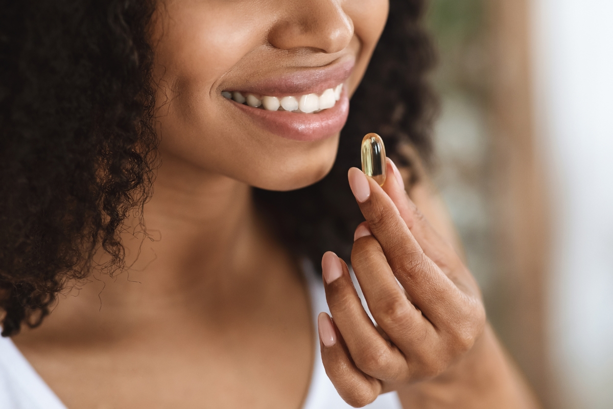 Une femme qui prend un gelule pour pousse cheveux longs