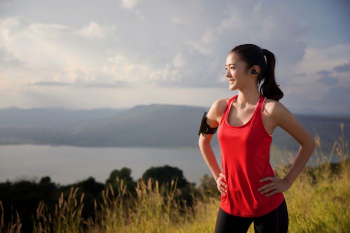 Une femme qui fait du sport et profite de la nature pour vaincre la charge mentale