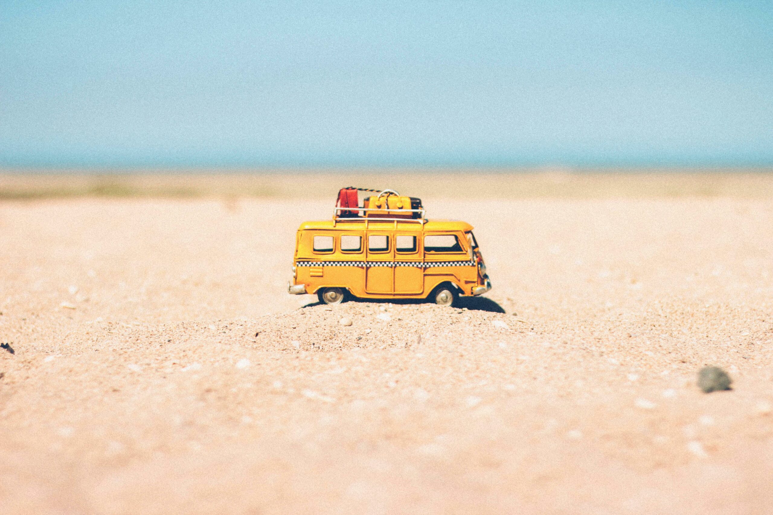 un bus de vacances dans le sable