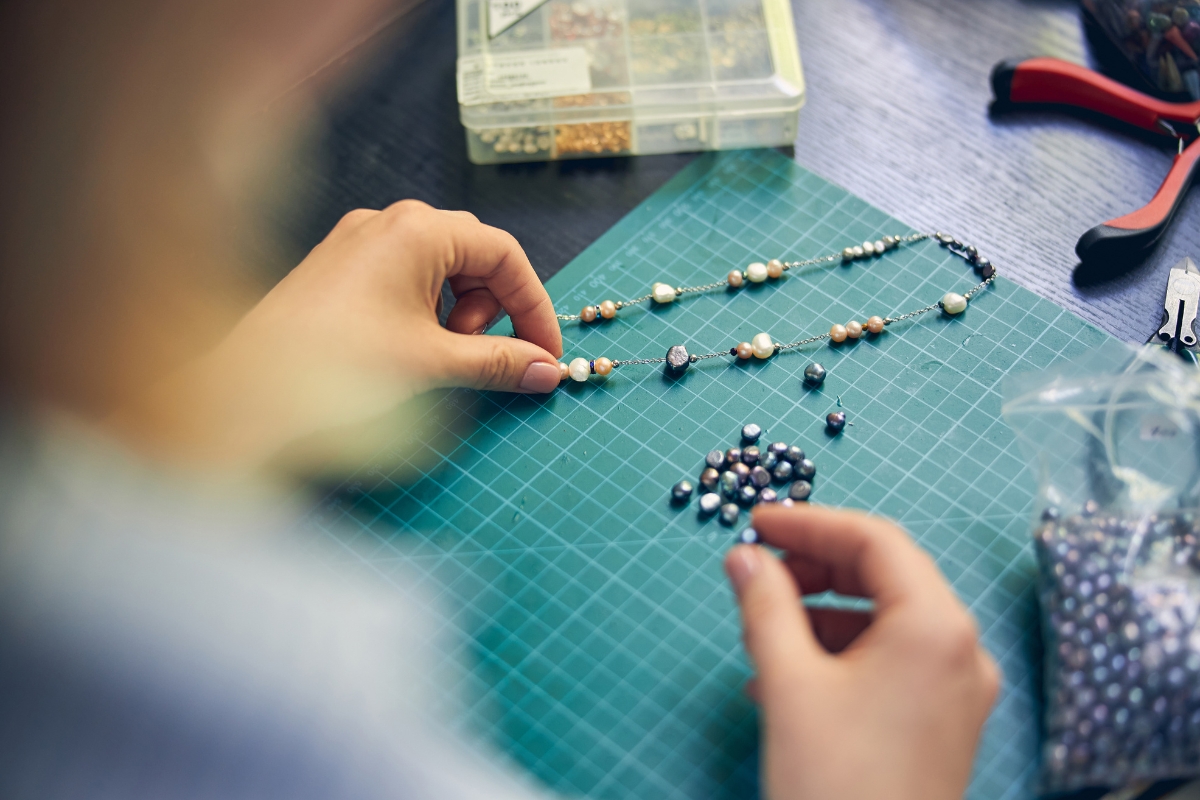 femme fabrique bijoux