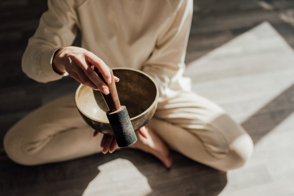 un homme utilise un vrai bol tibétain traditionnel