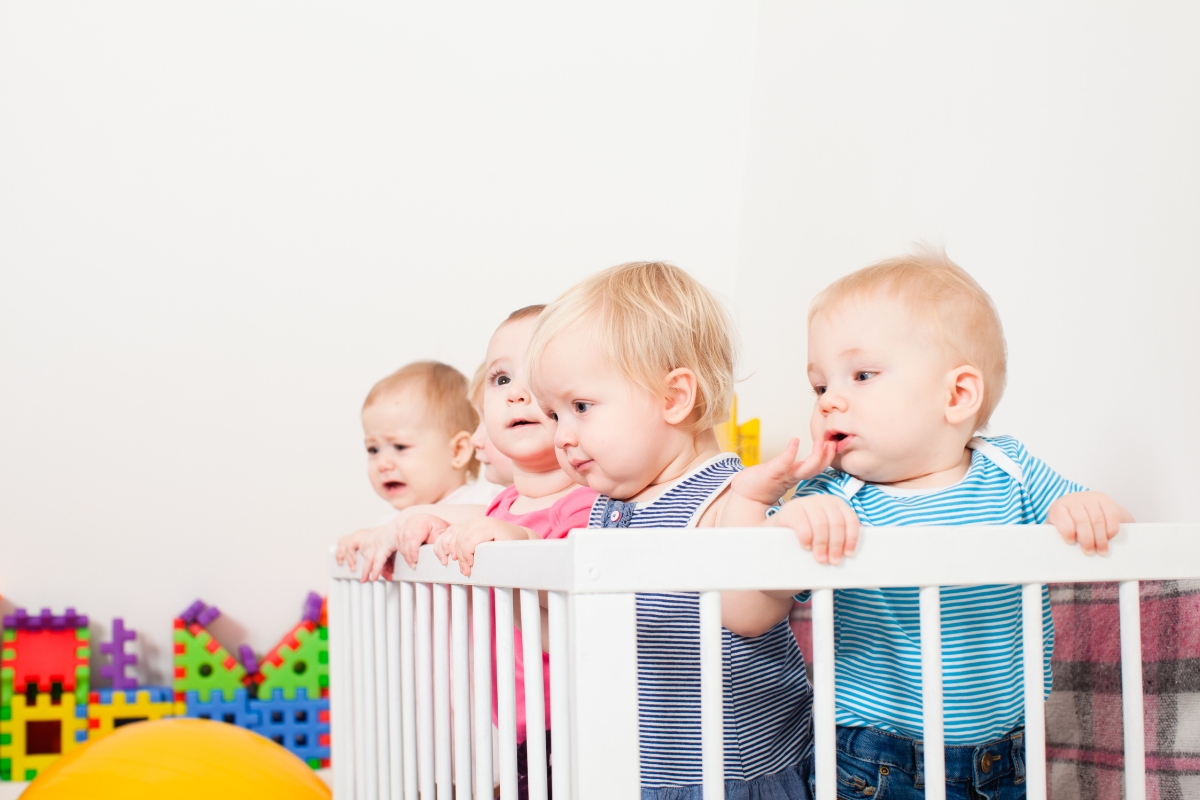 des petits enfants à la crèche