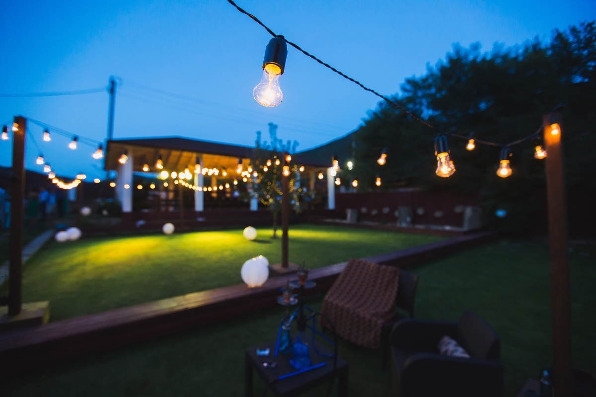 terrasse avec guirlandes lumineuses