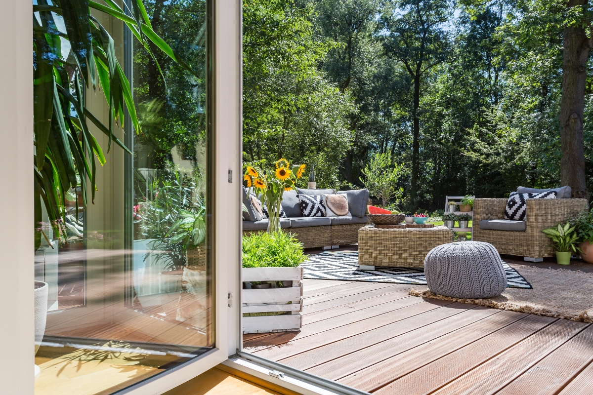 belle terrasse avec tapis extérieur et meubles