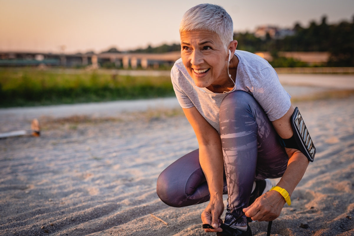 femme mature qui fait du sport avec de bonnes articulations grace a une supplémentation au collagène