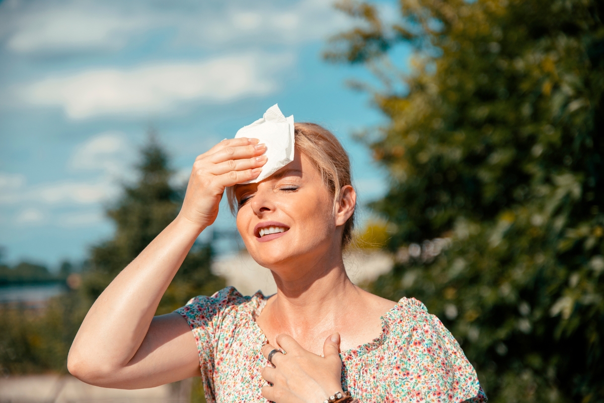 femme qui a trop chaud en vacances