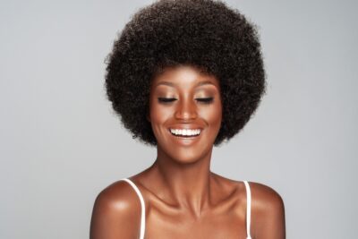 femme afro coiffure stylé années 70