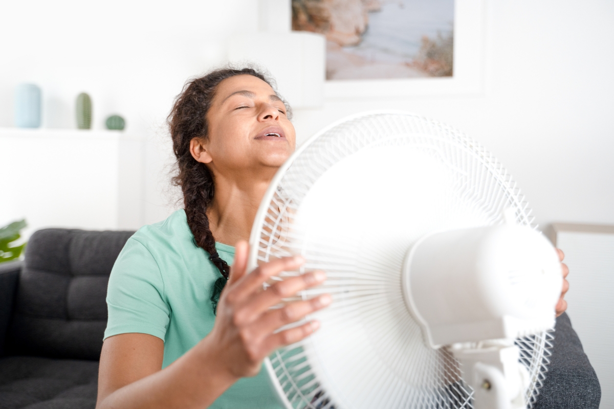 femme canicule ventilateur