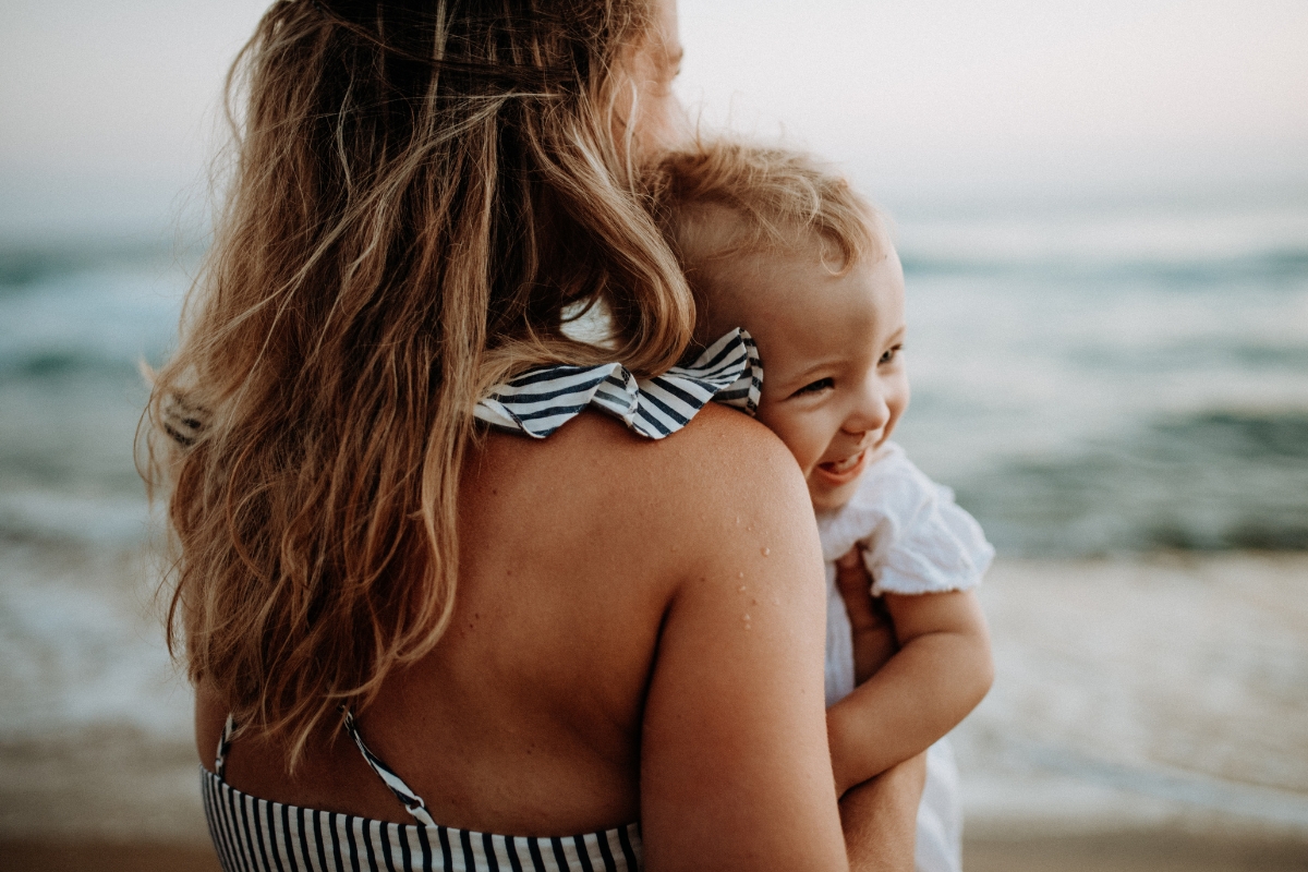 bébé à la plage avec sa maman, activités à faire en août avec nourrisson