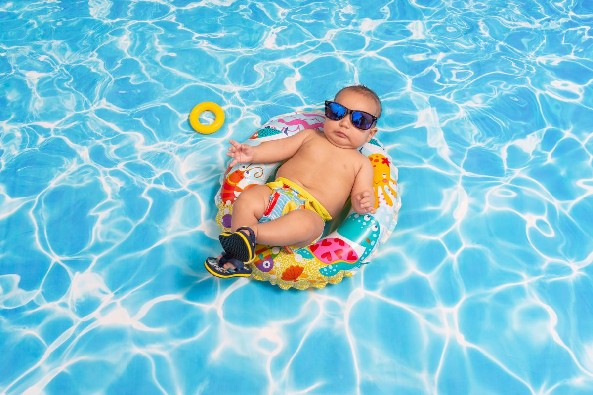 bébé profite de piscine pendant la canicule