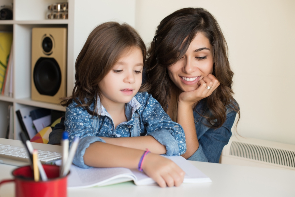 une maman fait les devoirs avec son enfant