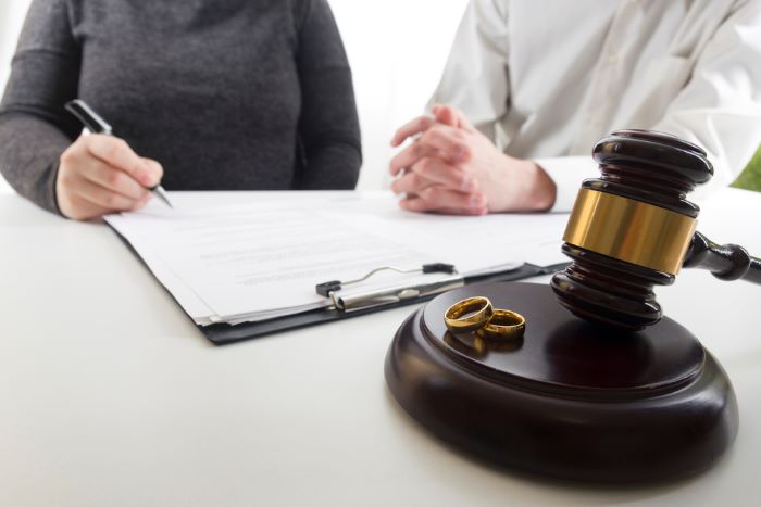 Un couple qui signe des documents avec un avocat divorce a lamiable