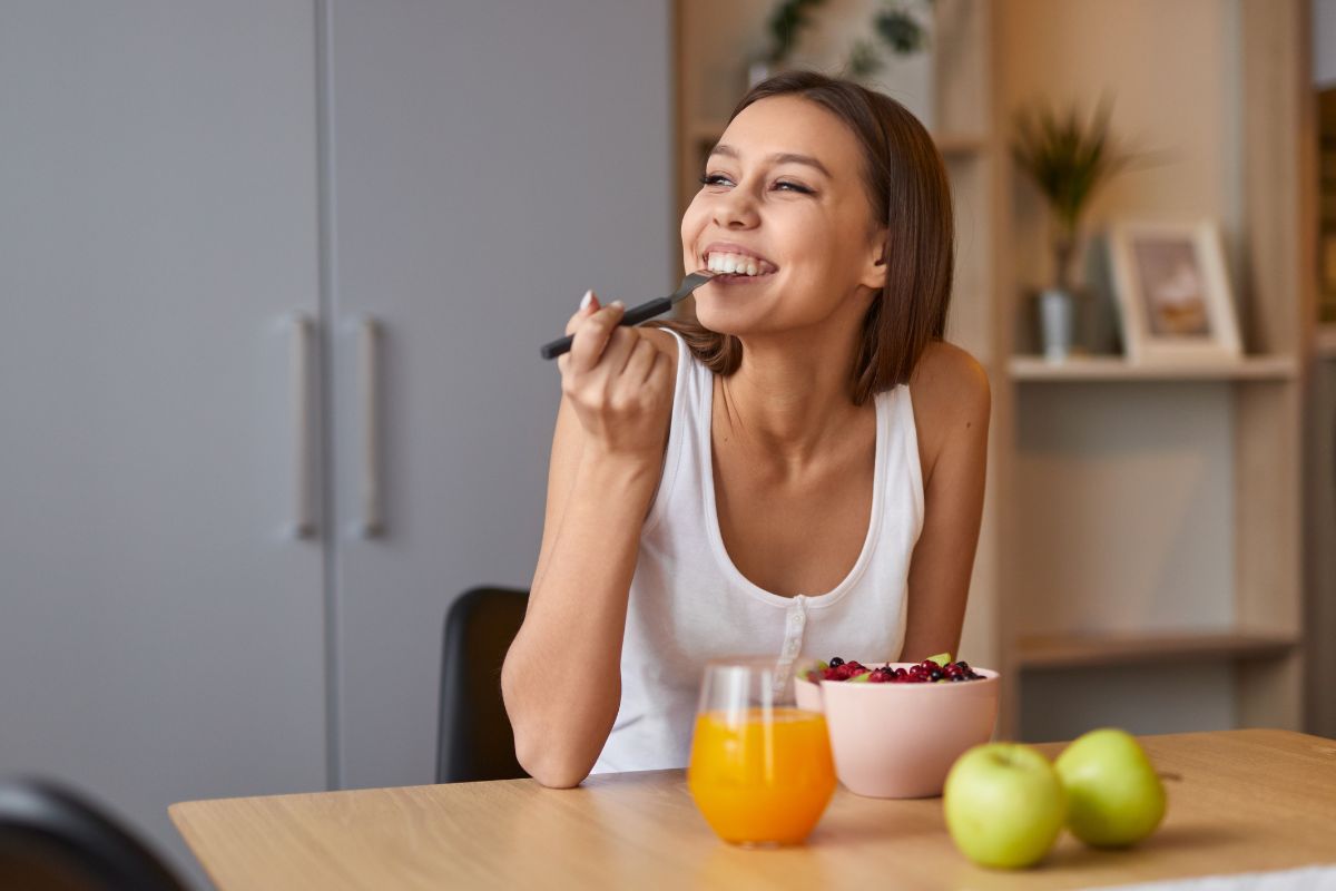 une belle femme mince mange une bonne recette saine