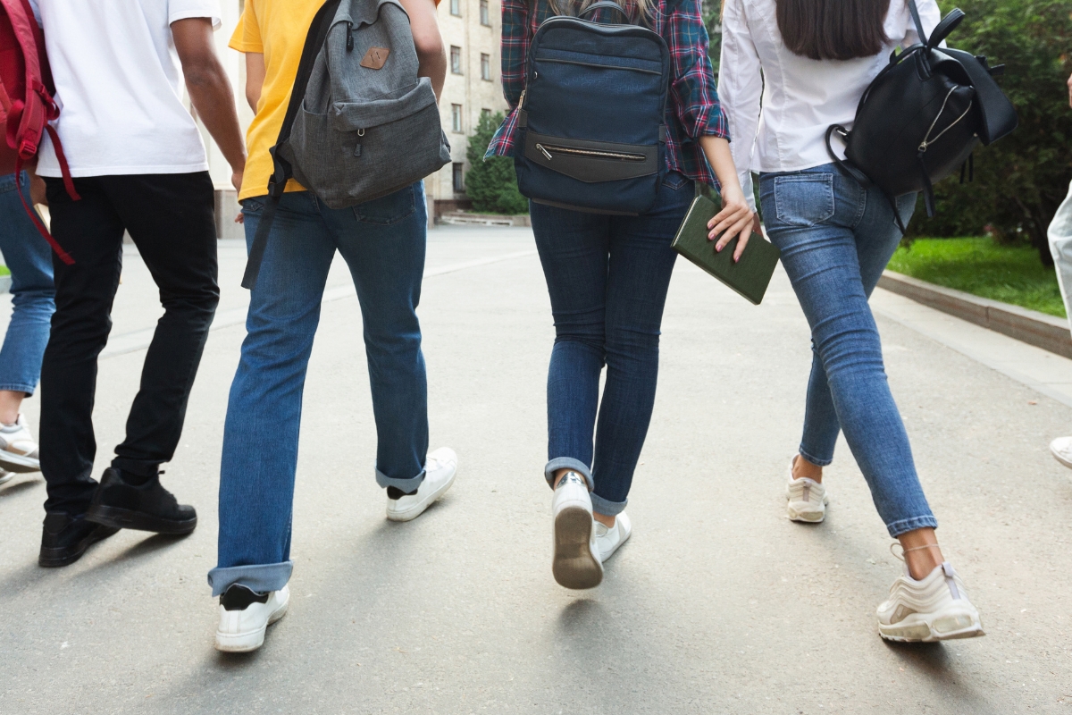 Un groupe d'élèves de lycée en rentrée scolaire 2