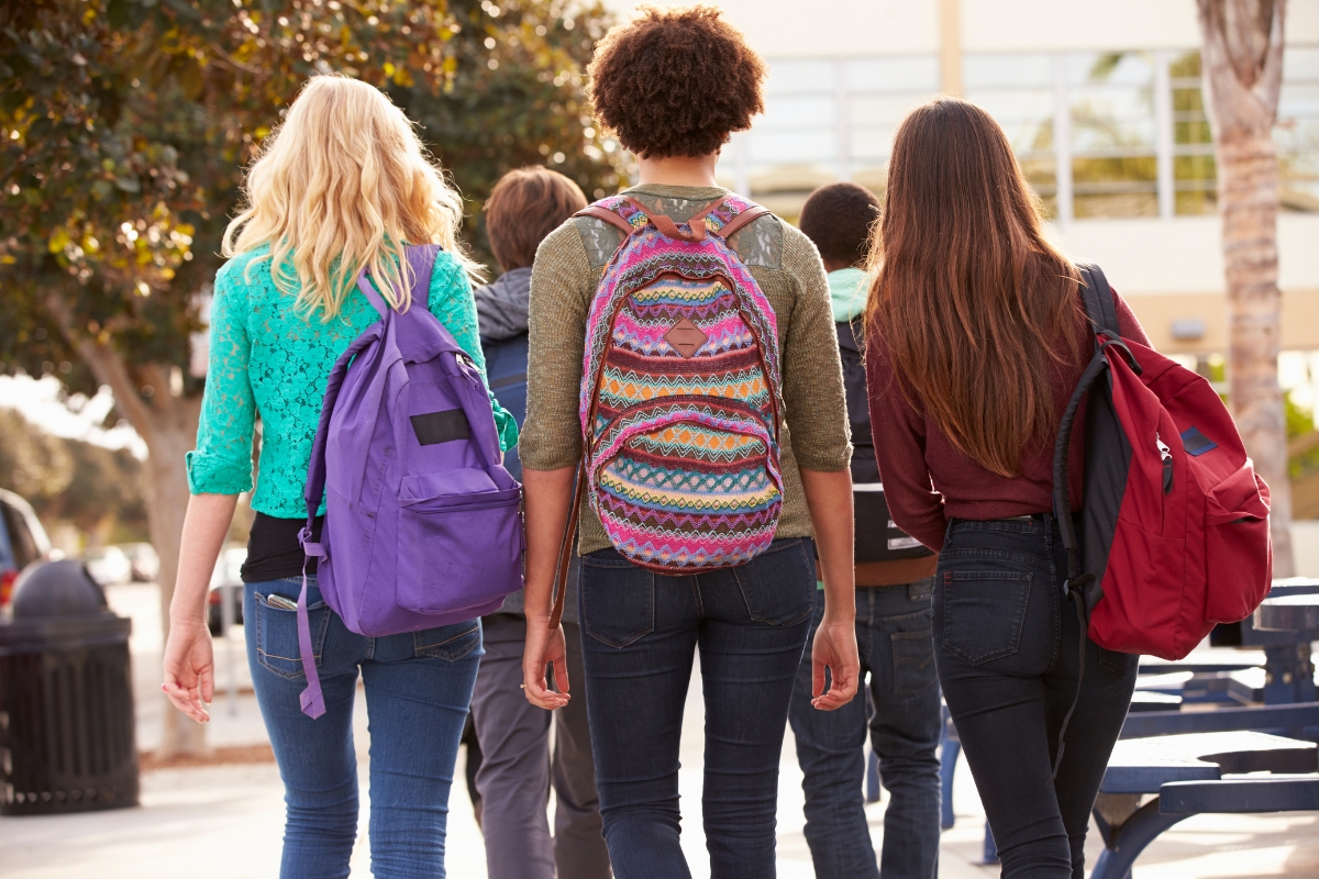 plusieurs élèves de lycée en rentrée scolaire