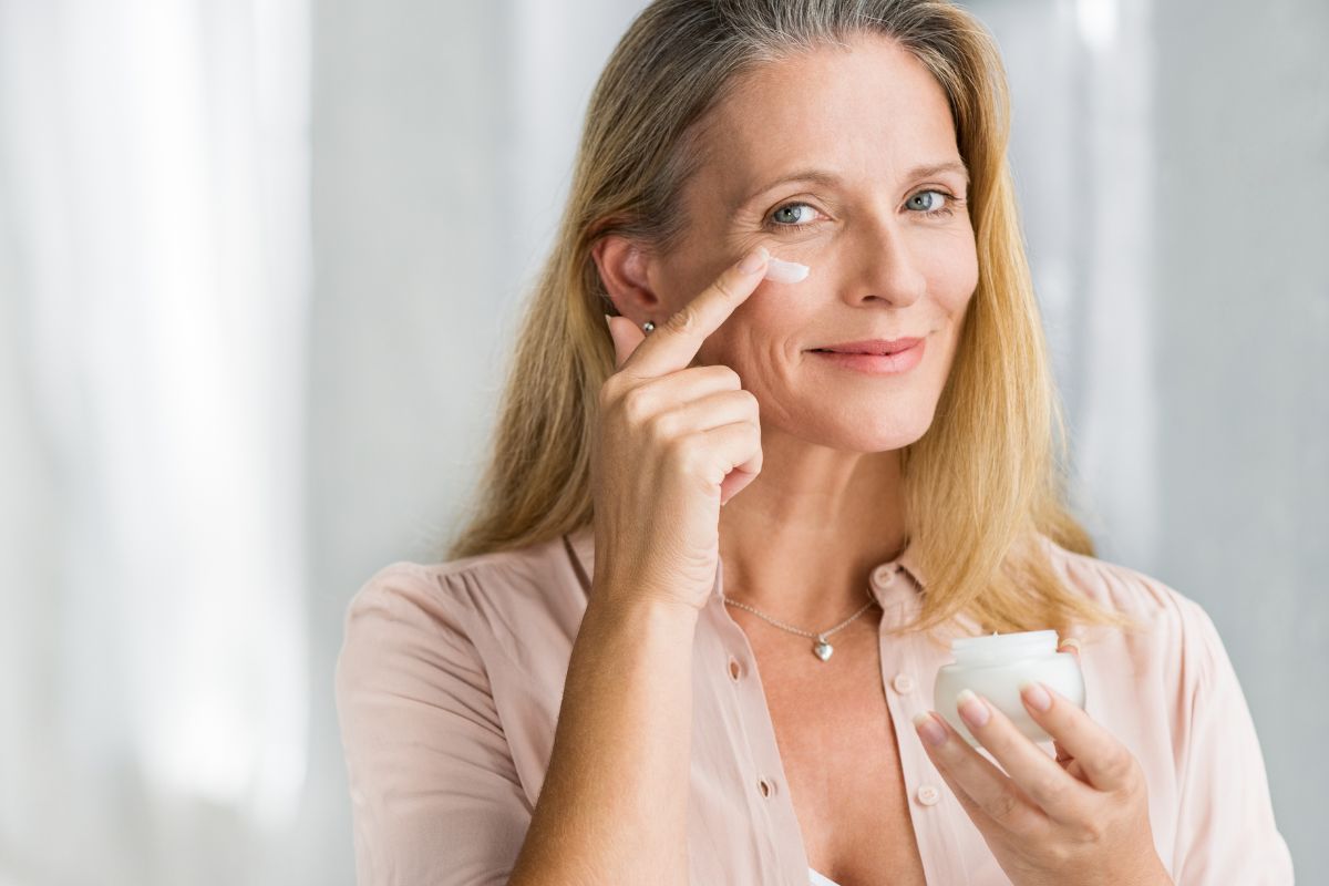 une femme met une creme anti ride