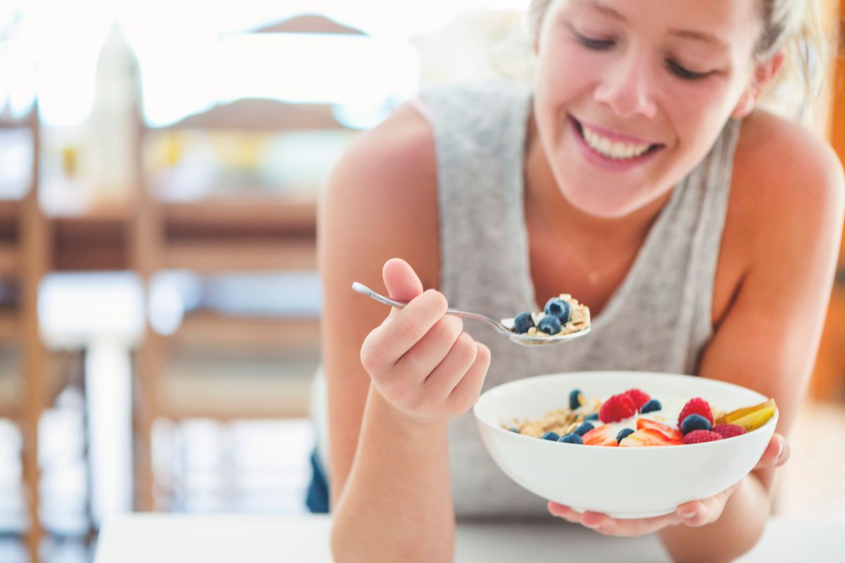 une jeune femme déguste un délicieux repas sain