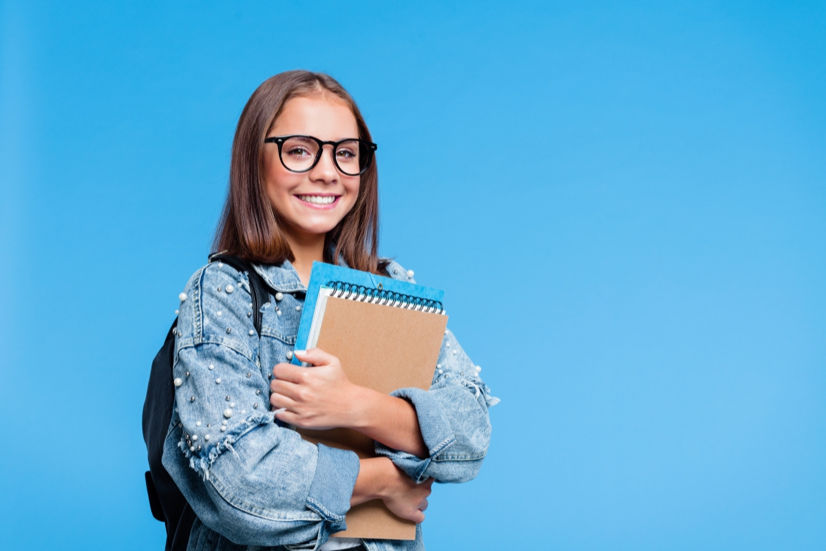 fille rentrée scolaire au lycée