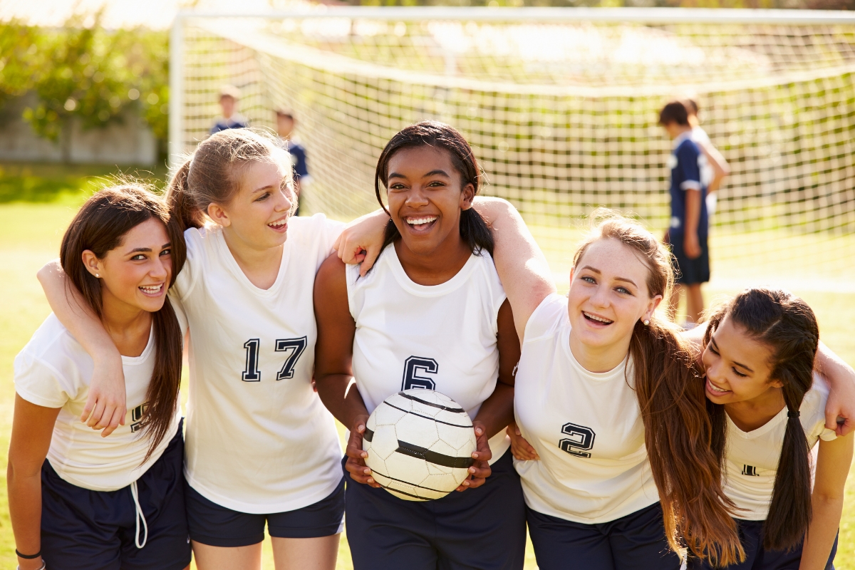 groupe de filles participent à sport au lycée