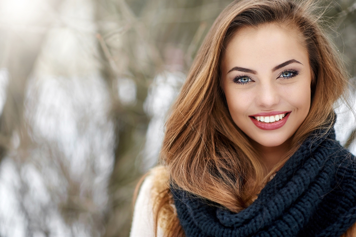 Une femme qui a pris soin de sa peau en hiver