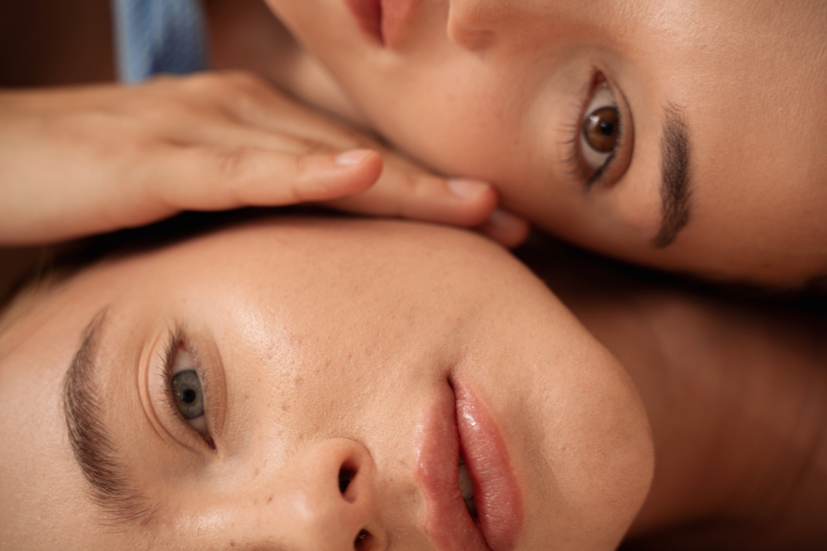 deux belles femmes à la belle peau du visage, illustration choisir creme pour tous types de peau