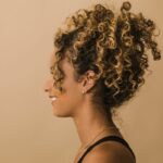 Dévoilez votre beauté naturelle : idées inspirantes de coupes pour cheveux frisés