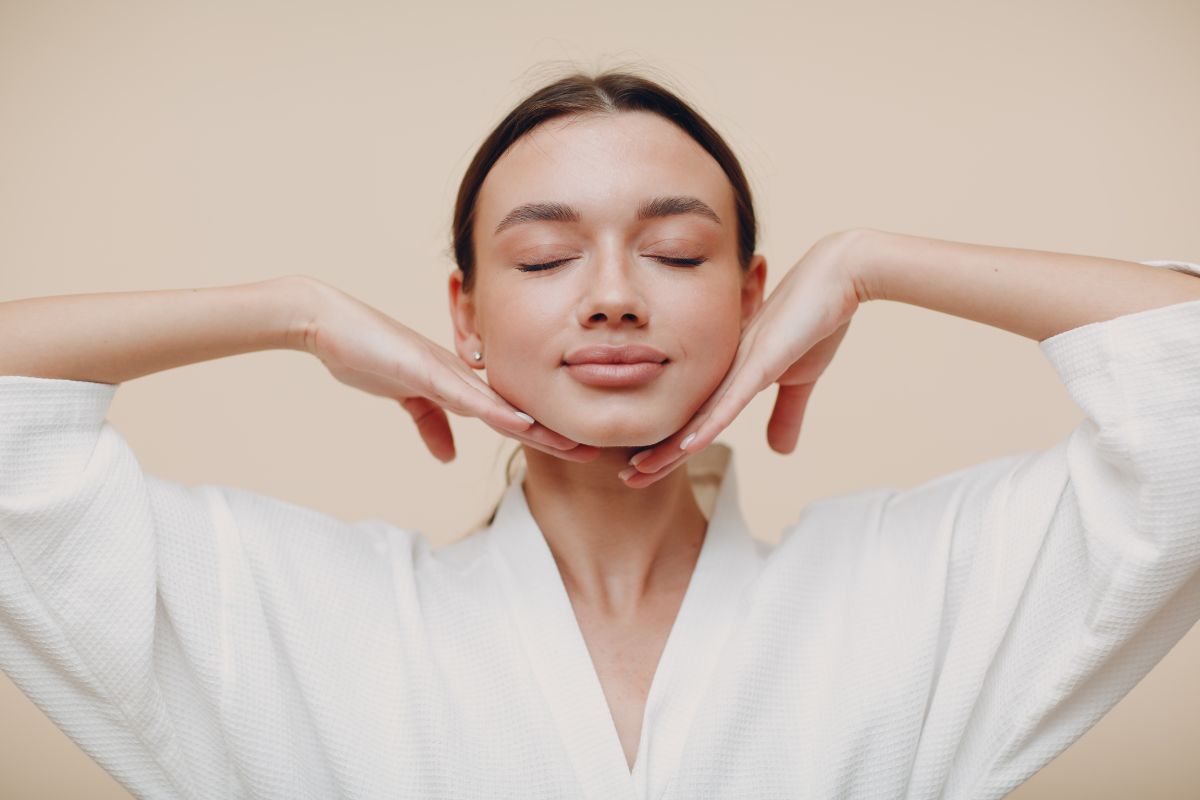 toutes les techniques auto massage du visage pour un aspect rajeunit et plus belle. techniques de bien etre