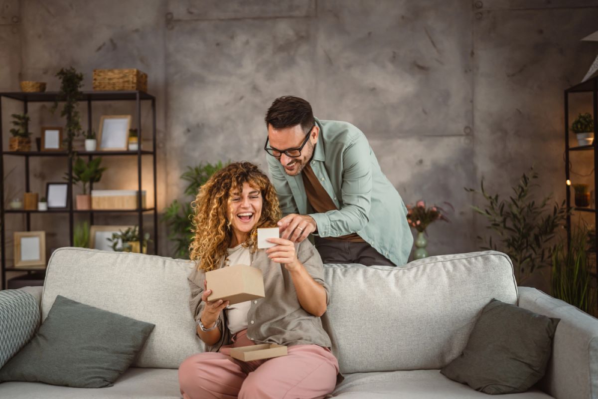 Une femme heureuse qui a recu une carte de remerciement