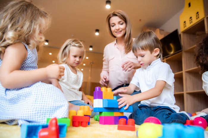 Des enfants heureux qui jouent a la creche