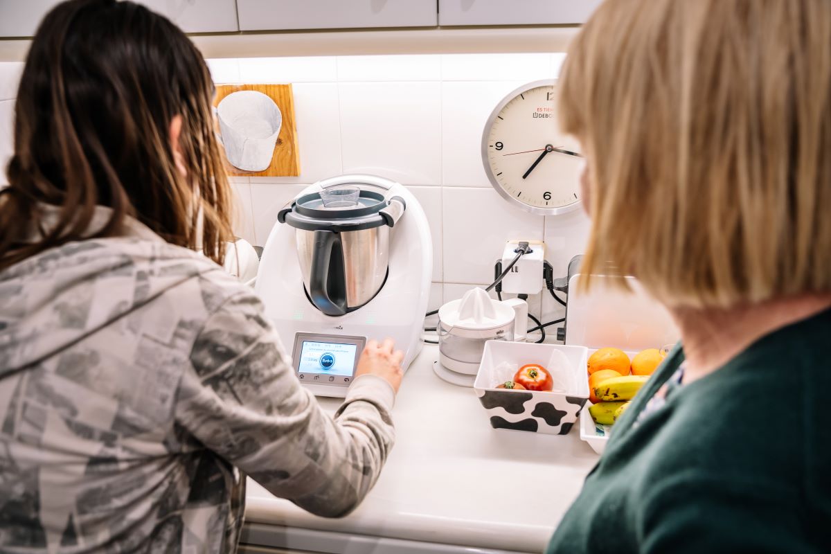 Deux femmes qui cuisinent avec un thermomix