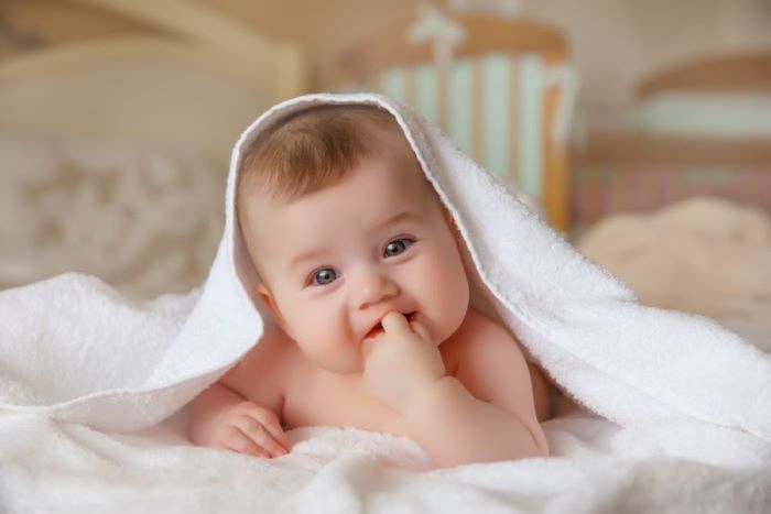 Un bebe heureux qui recoit des bons soins quotidiens pour son bien etre