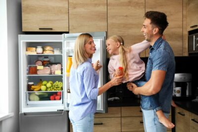 Une famille heureuse qui a un refrigirateur de qualite