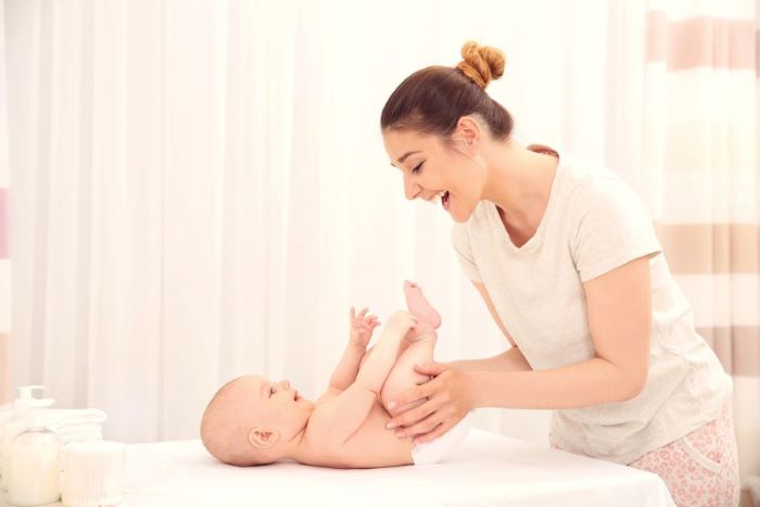 Une maman qui veille au bien etre de son bebe avec des soins adaptes