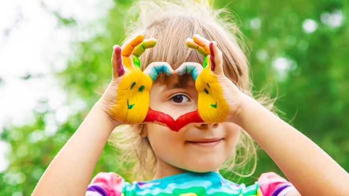 Une petite fille heureuse dans une creche a Lausanne @Creche et trouve