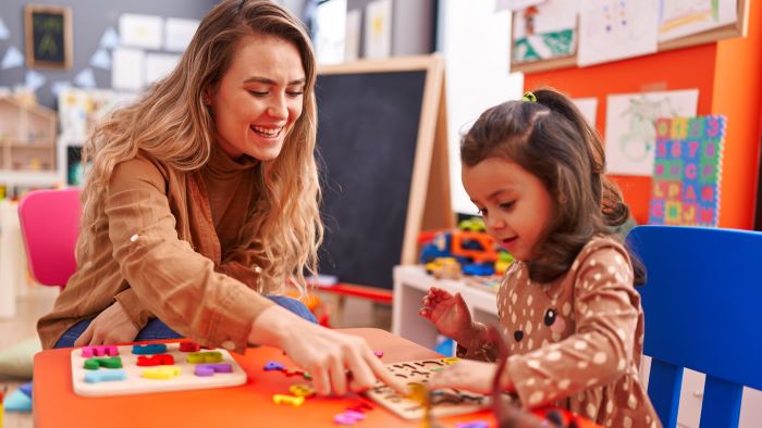 Une professionnelle qui soccupe des enfants a la creche @Creche et trouve