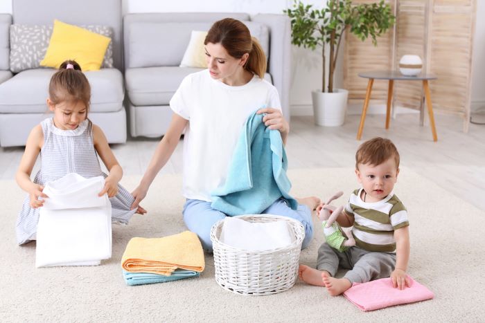 Des enfants qui participent aux taches menagères