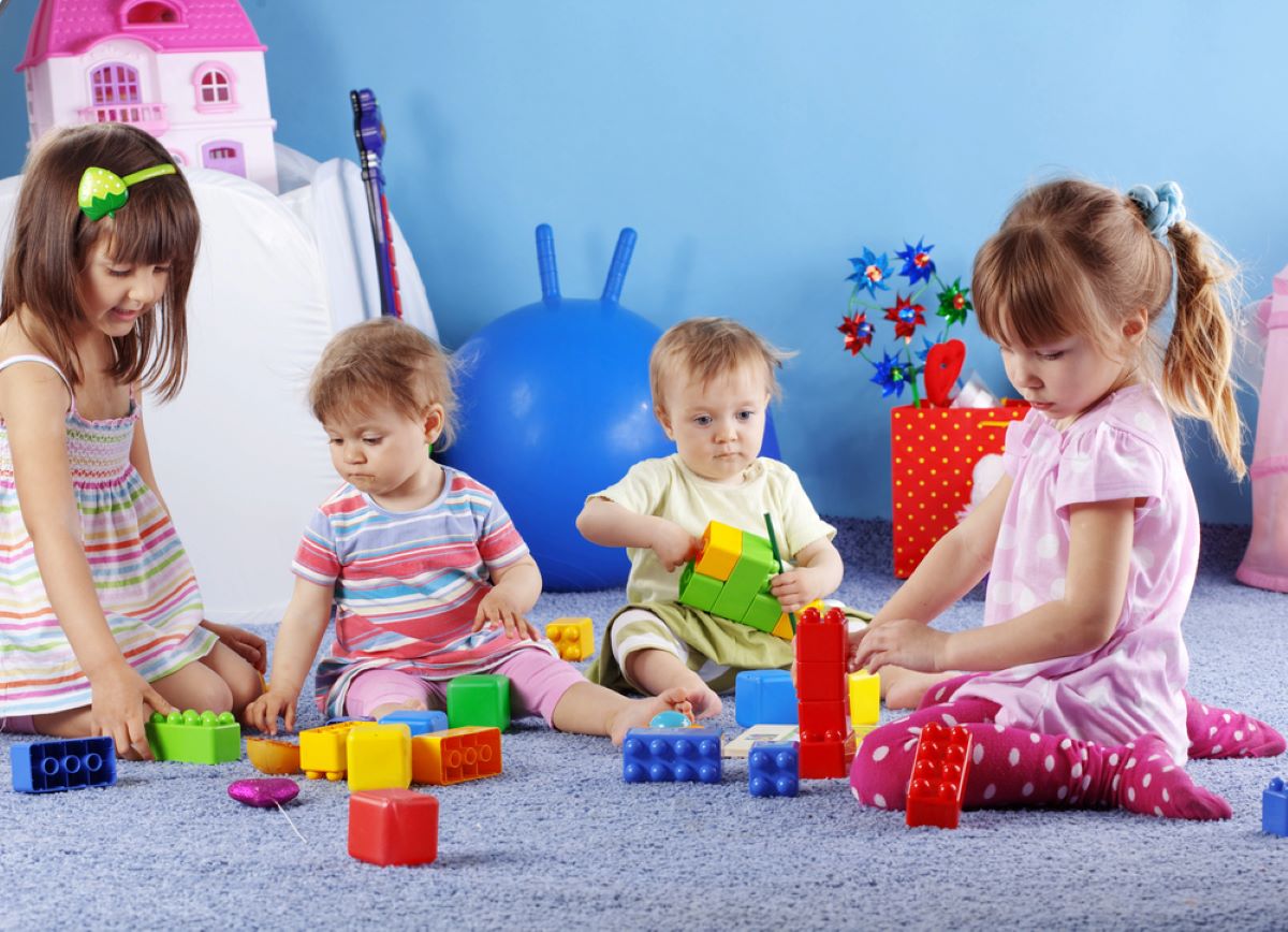 Des enfants qui samusent dans une creche a proximite de chez vous