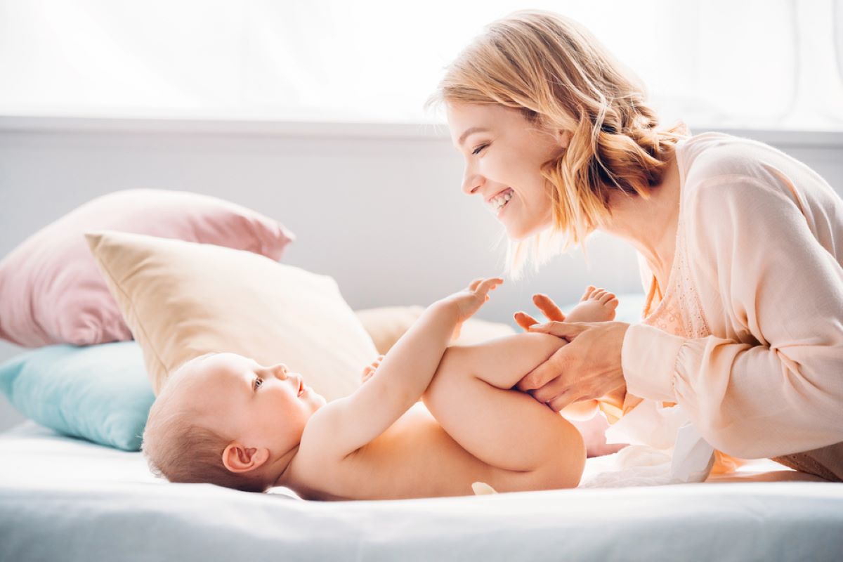 Une maman qui prend soin de son bebe avec des bons produits dhygiene