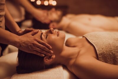 Une femme qui profite d'un massage en spa. idée Cadeau couple